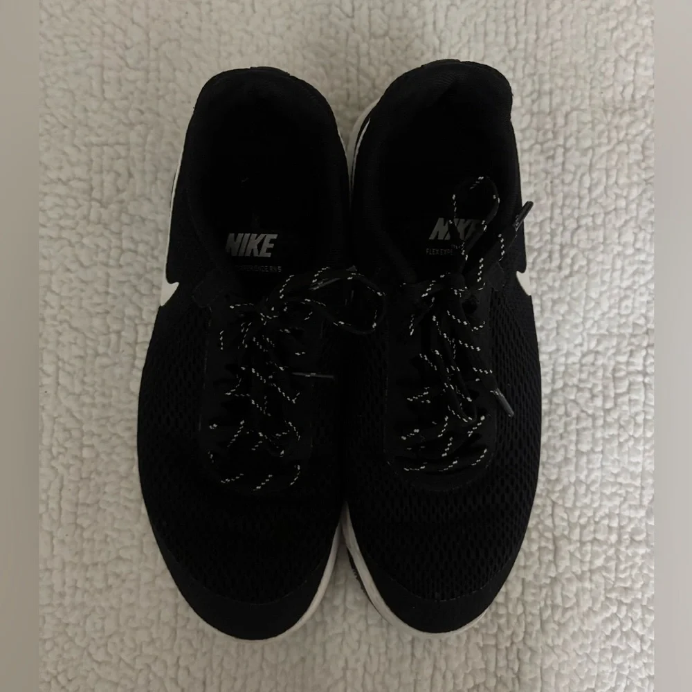 Nike sleek black